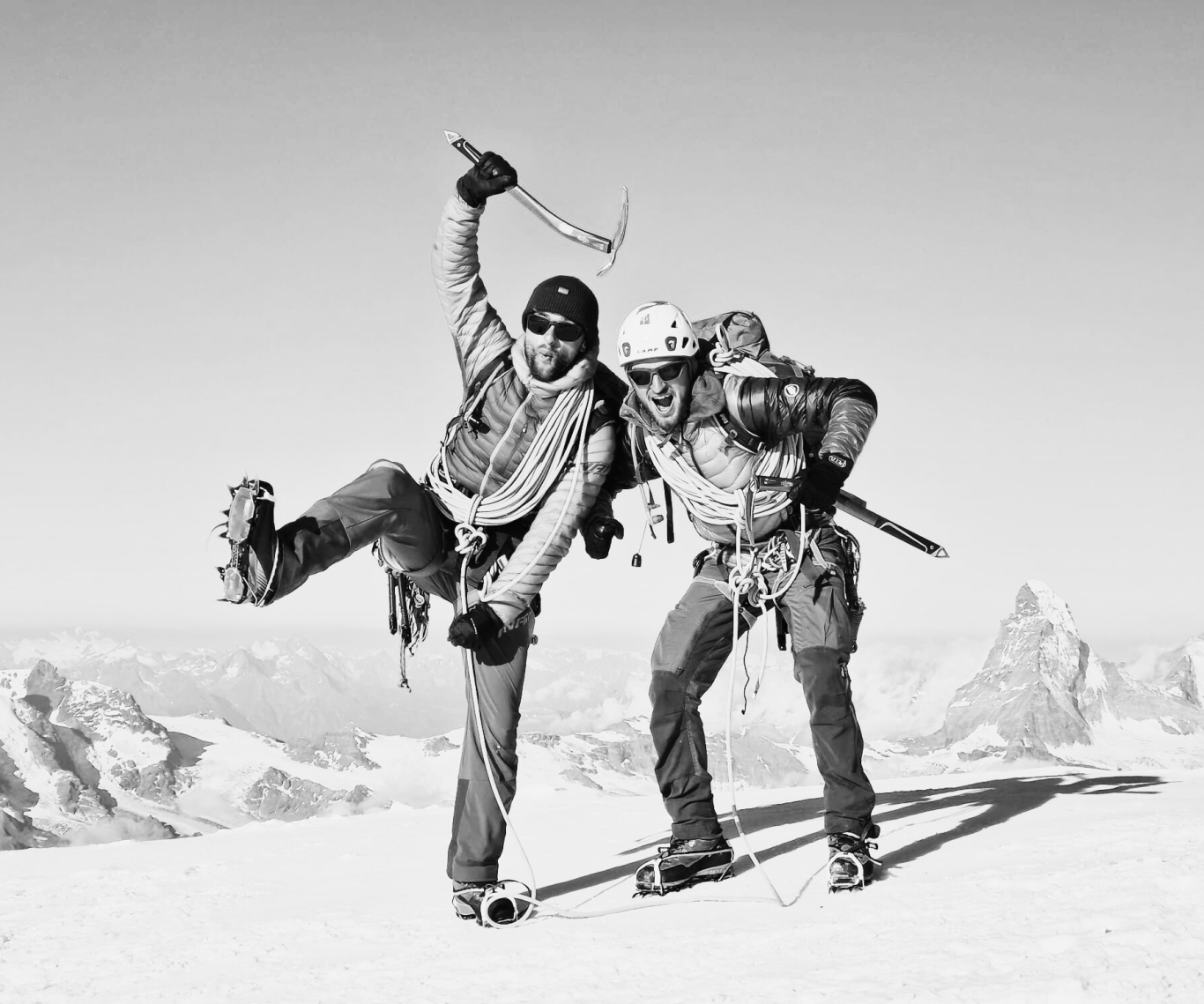 Unser Team bei der Arbeit Zeigt 2 Männer auf einem Geltscher in den Schweizer Alpen, wie sie vor dem Matterhorn posieren und Spaß haben.