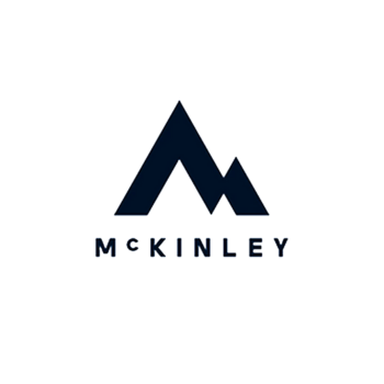 Logo von McKinley mit stilisiertem Bergsymbol in Schwarz.
